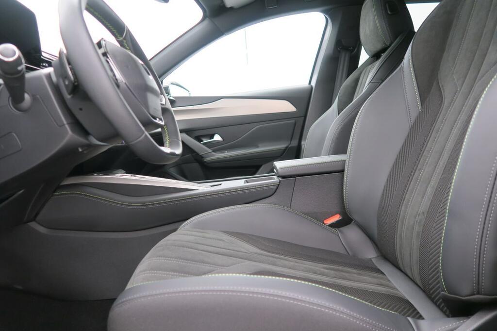 Peugeot 408 GT PLUG-IN HYBRID 180 E-EAT8 17