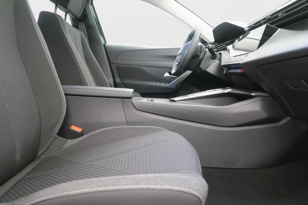 Peugeot 308 5P Active Hybrid 180 eEAT8 14