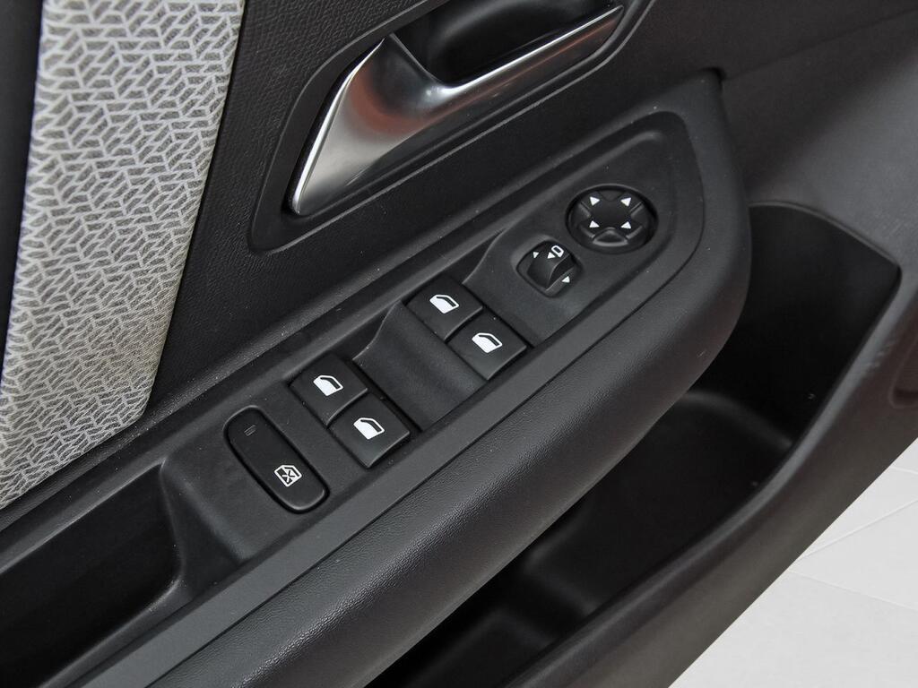 Citroën C4 PureTech 130 S&S 6v Shine 13