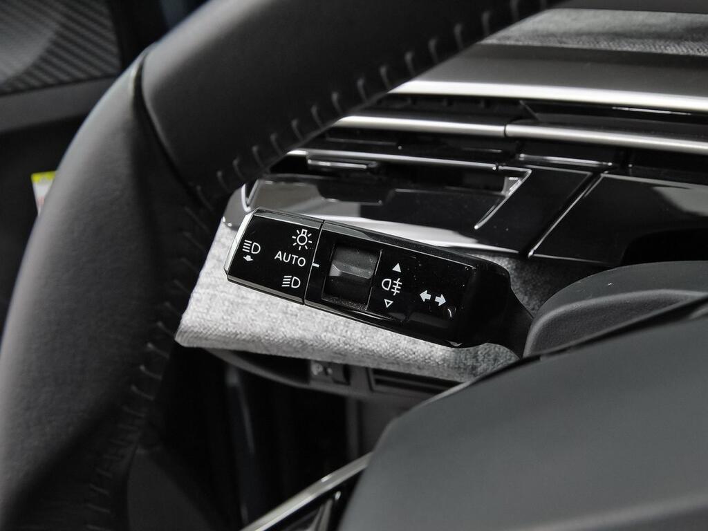 Peugeot 5008 1.2 100KW Allure eDCS6 17