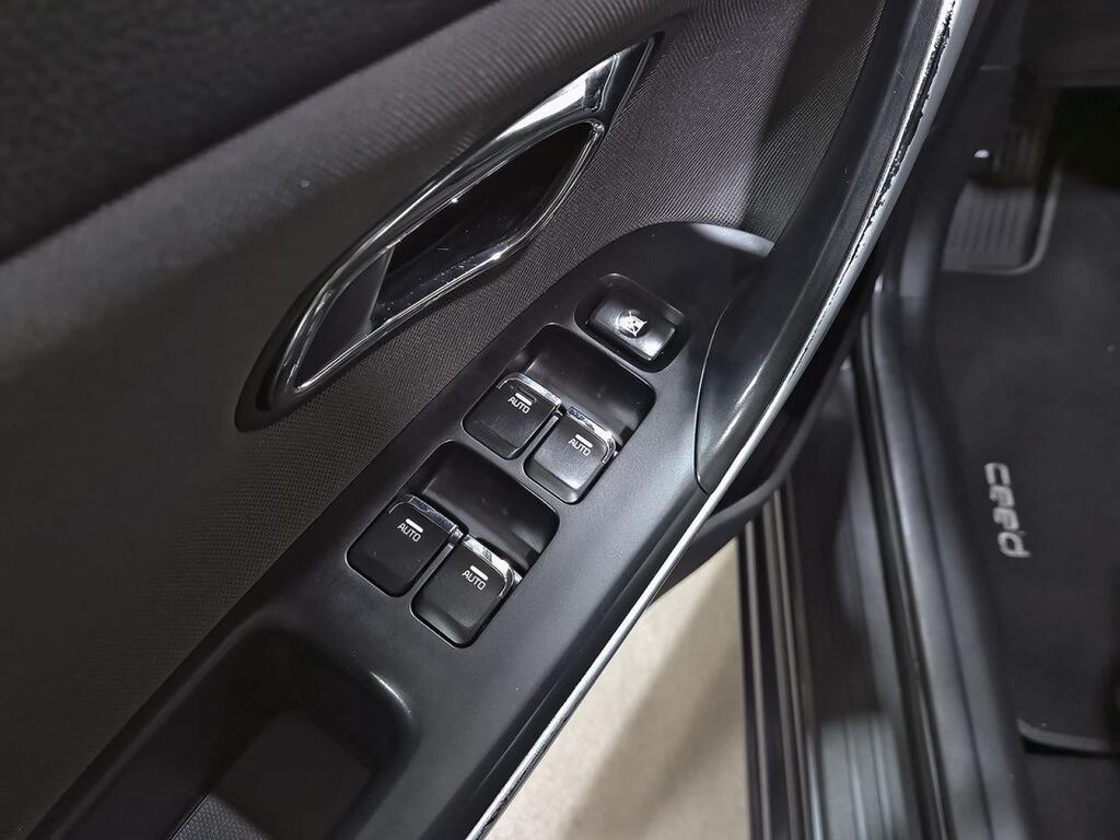 Kia Ceed 1.4 CVVT 74kW (100CV) Concept Plus 11