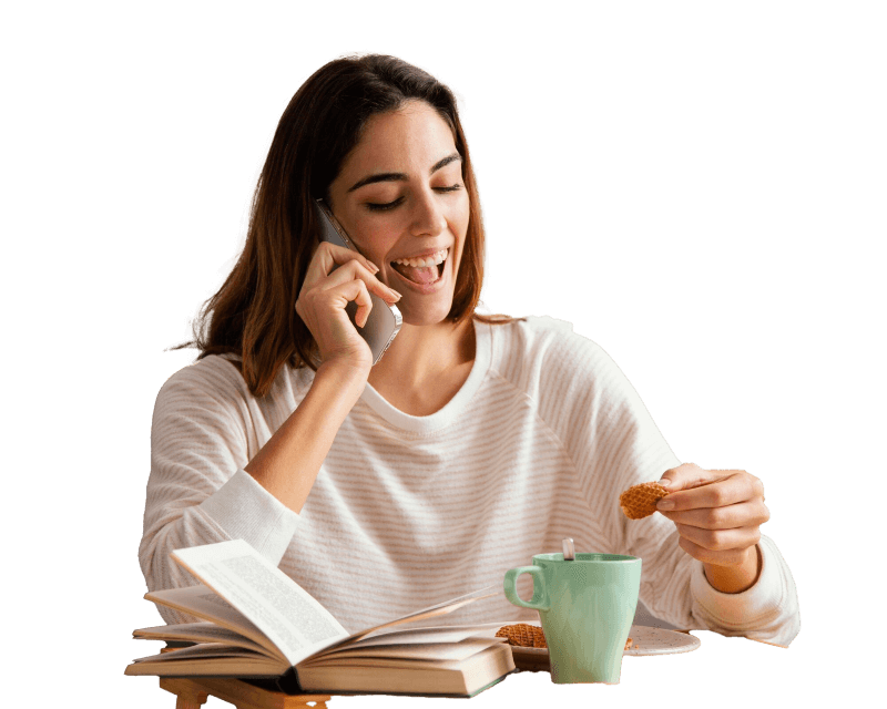 chica hablando por teléfono